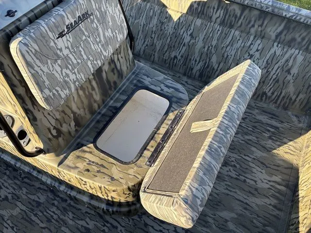 Slide: The Image of SeaArk Shadow 20V Elite CC 2026 - 18