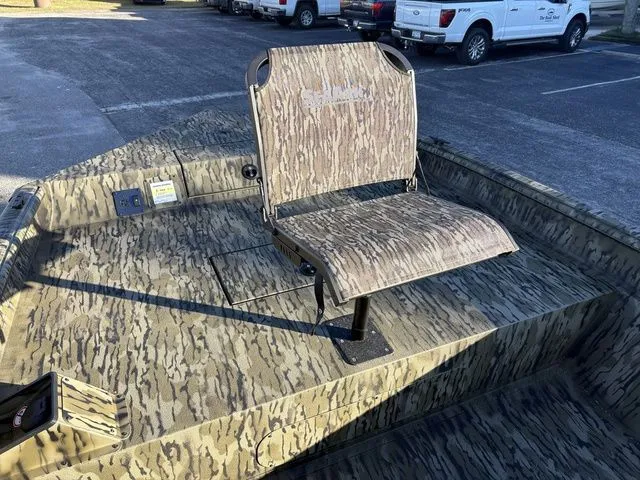 Slide: The Image of SeaArk Shadow 20V Elite CC 2026 - 19