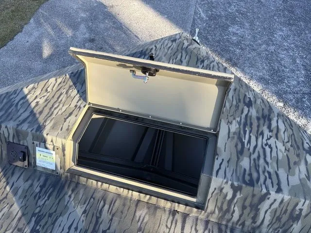 Slide: The Image of SeaArk Shadow 20V Elite CC 2026 - 20