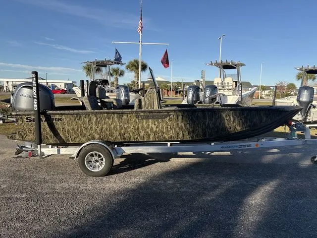 Slide: The Image of SeaArk Shadow 20V Elite CC 2026 - 5