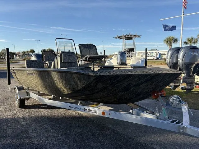 Slide: The Image of SeaArk Shadow 20V Elite CC 2026 - 6