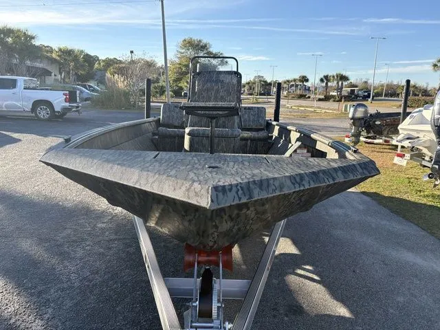 Slide: The Image of SeaArk Shadow 20V Elite CC 2026 - 7