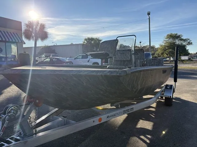 Slide: The Image of SeaArk Shadow 20V Elite CC 2026 - 8