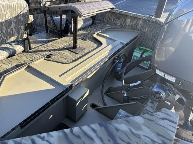 Slide: The Image of SeaArk Shadow 20V Elite CC 2026 - 9