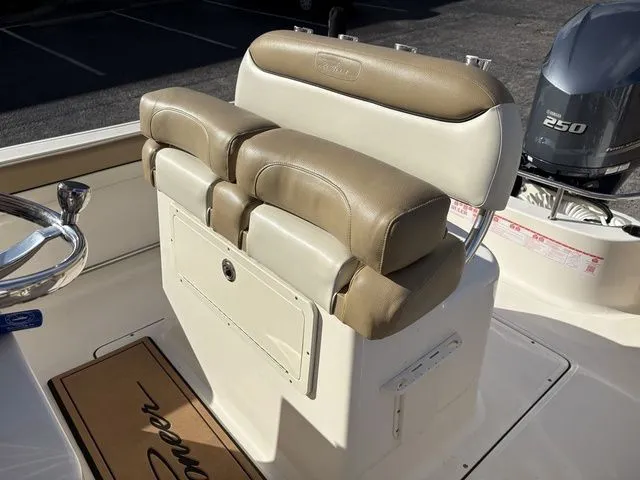 Slide: The Image of Pioneer 222 Sportfish 2020 - 12