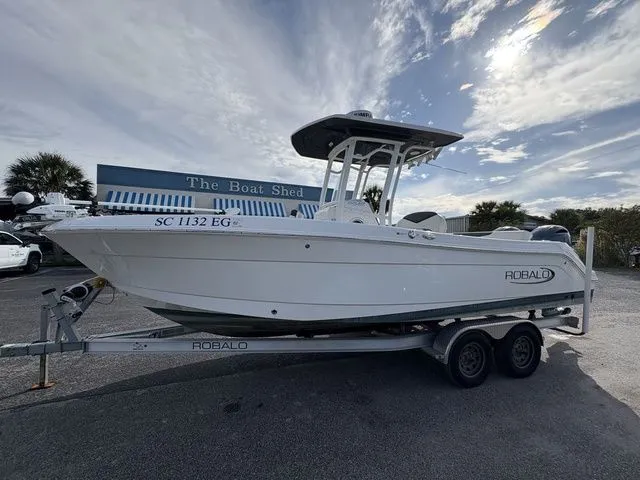 The Image of Robalo R242 2022 - 1