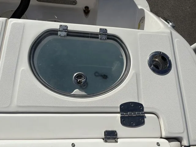 Slide: The Image of Robalo R242 2022 - 10