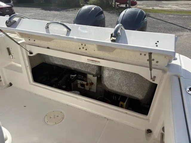 Slide: The Image of Robalo R242 2022 - 12