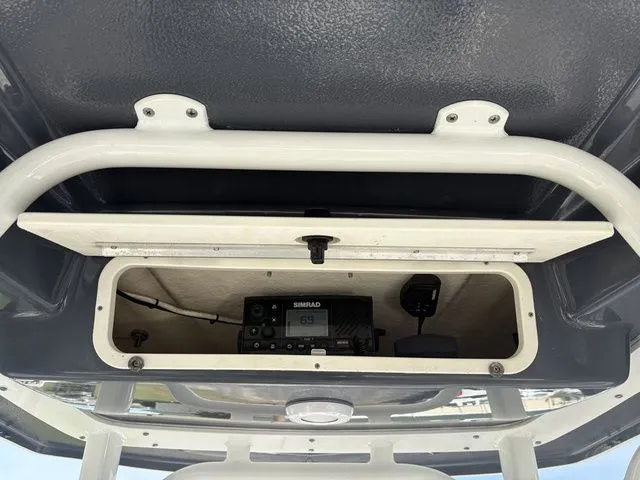 Slide: The Image of Robalo R242 2022 - 14