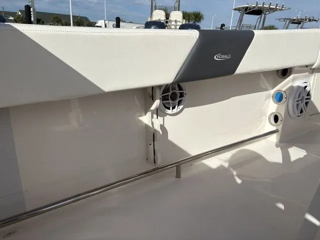 Slide: The Image of Robalo R242 2022 - 15