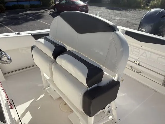 Slide: The Image of Robalo R242 2022 - 18