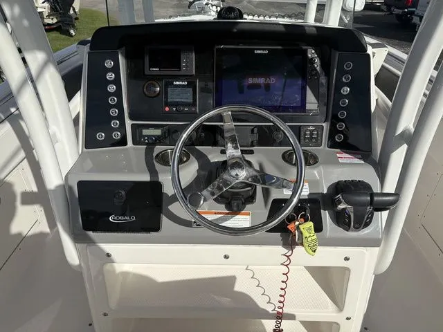 Slide: The Image of Robalo R242 2022 - 19