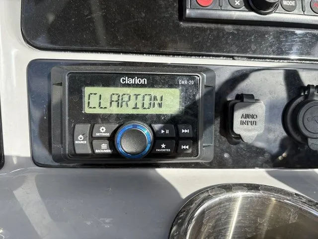 Slide: The Image of Robalo R242 2022 - 22