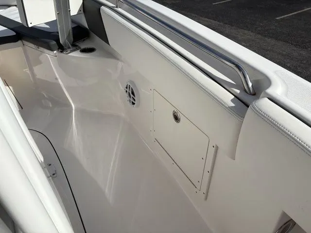 Slide: The Image of Robalo R242 2022 - 23