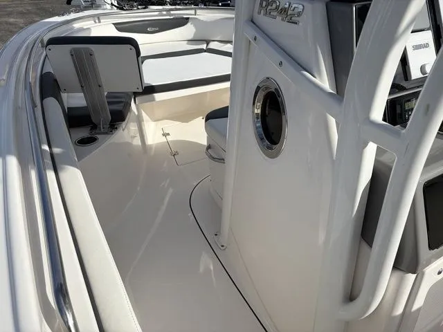 Slide: The Image of Robalo R242 2022 - 24