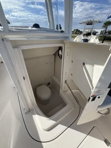 Slide: The Image of Robalo R242 2022 - 27