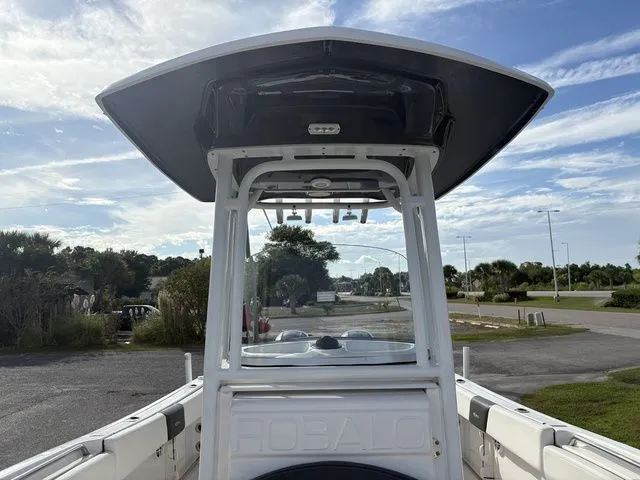 Slide: The Image of Robalo R242 2022 - 28