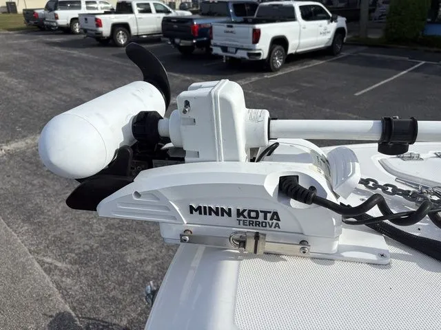 Slide: The Image of Robalo R242 2022 - 29