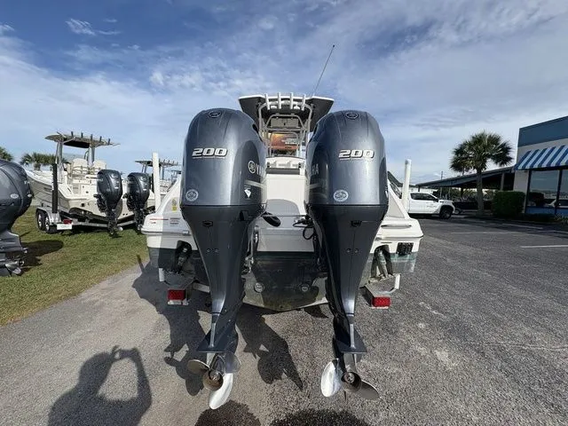 Slide: The Image of Robalo R242 2022 - 3