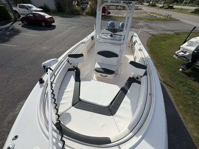 Slide: The Image of Robalo R242 2022 - 30