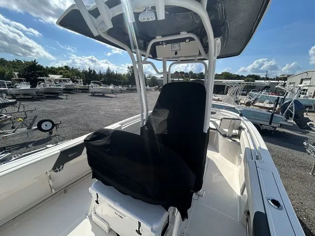 Slide: The Image of Robalo R242 2022 - 33