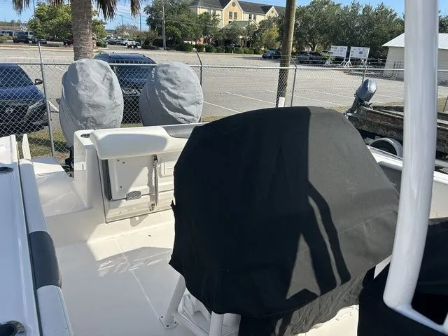 Slide: The Image of Robalo R242 2022 - 34