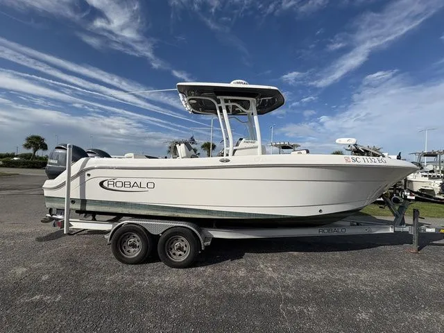 Slide: The Image of Robalo R242 2022 - 5