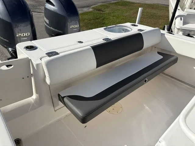 Slide: The Image of Robalo R242 2022 - 9