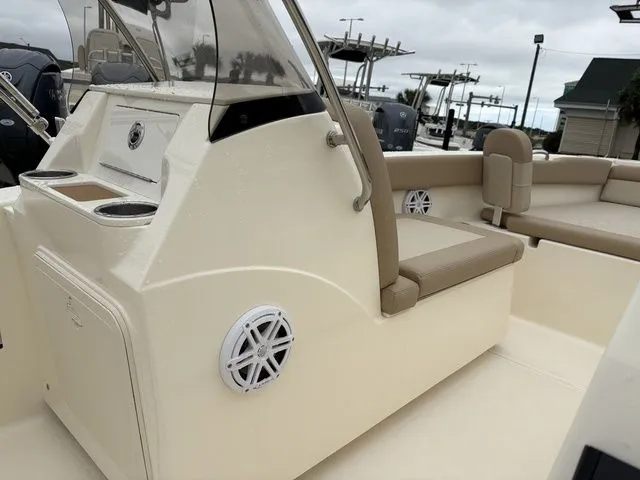 Slide: The Image of Scout 195 Sport Dorado 2026 - 16