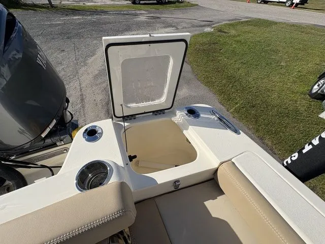 Slide: The Image of Scout 220 Dorado 2026 - 13