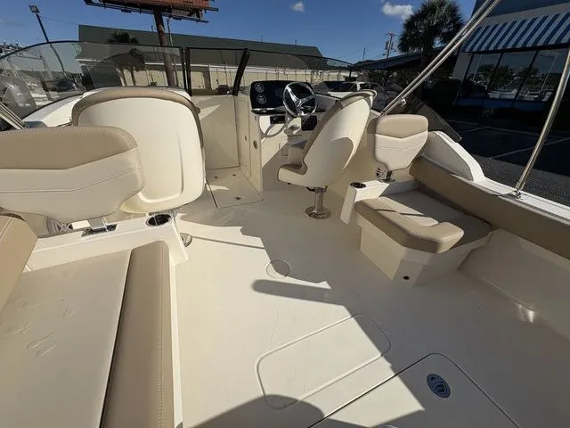 Slide: The Image of Scout 220 Dorado 2026 - 14