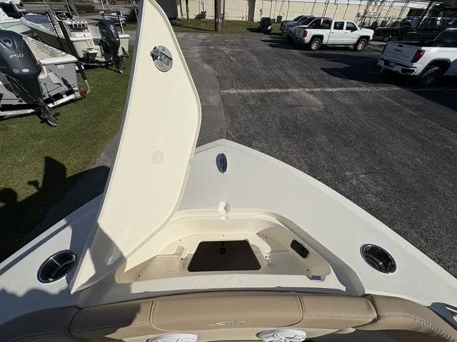 Slide: The Image of Scout 220 Dorado 2026 - 26