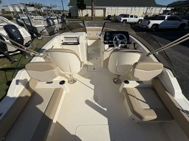 Slide: The Image of Scout 220 Dorado 2026 - 28