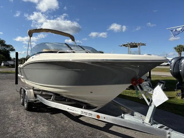 Slide: The Image of Scout 220 Dorado 2026 - 6