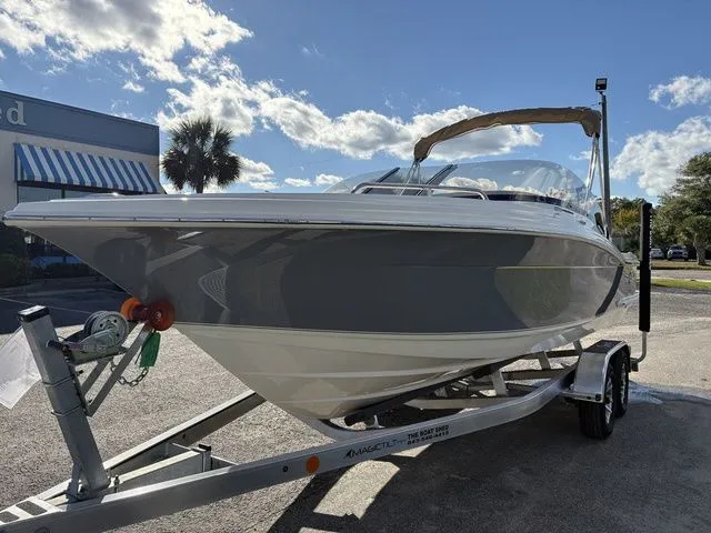 Slide: The Image of Scout 220 Dorado 2026 - 8