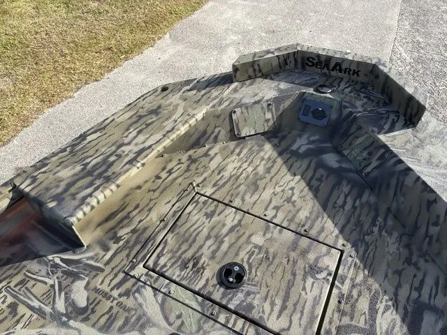 Slide: The Image of SeaArk 1752 Slayer X 2026 - 16