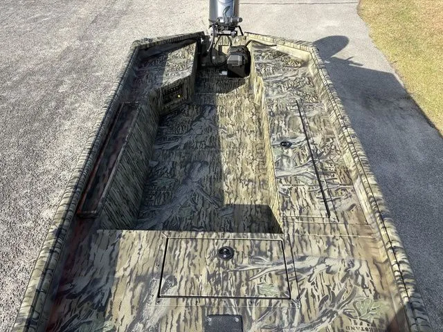 Slide: The Image of SeaArk 1752 Slayer X 2026 - 17