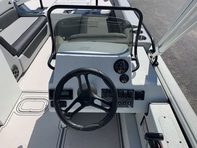 Slide: The Image of SeaArk Easy 200 2026 - 16