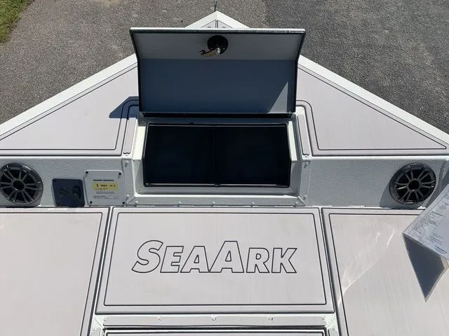 Slide: The Image of SeaArk Easy 200 2026 - 24