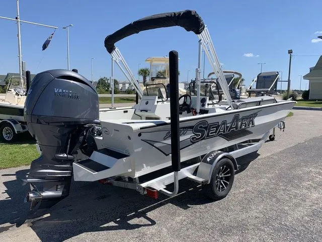 Slide: The Image of SeaArk Easy 200 2026 - 4