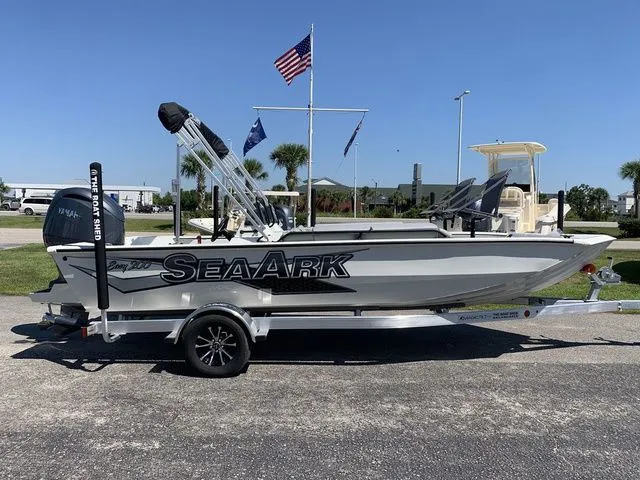 Slide: The Image of SeaArk Easy 200 2026 - 5