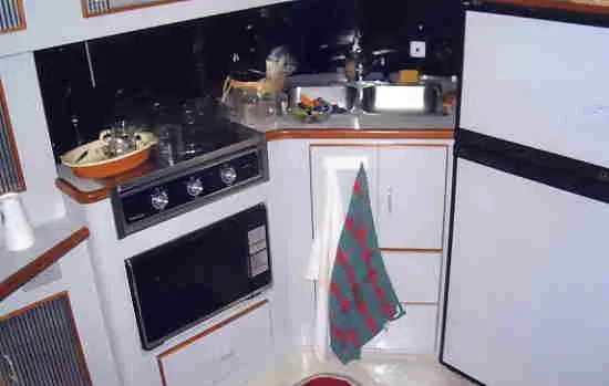 Slide: The Image of Sea Ray 390 Express 1989 - 6