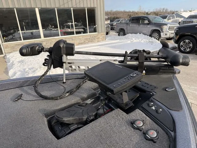 Slide: The Image of Phoenix Bass Boat 921 Elite 2023 - 10