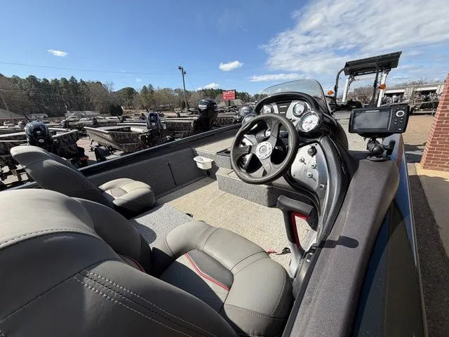 Slide: The Image of Tracker Pro Team 190 TX 2023 - 13