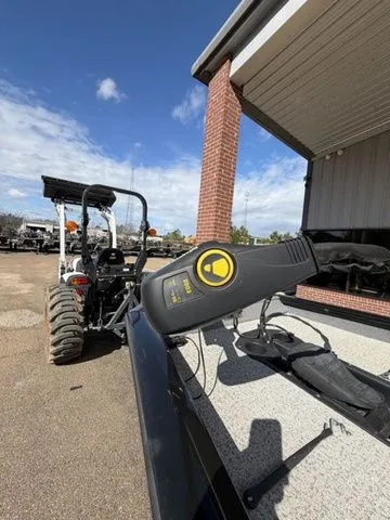 Slide: The Image of Tracker Pro Team 190 TX 2023 - 17