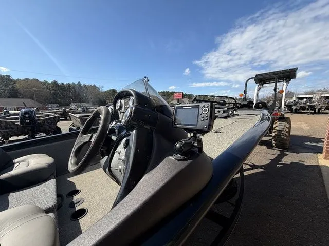 Slide: The Image of Tracker Pro Team 190 TX 2023 - 23