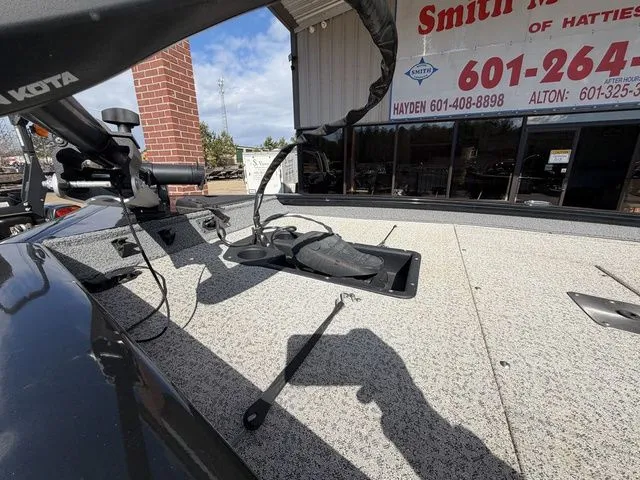 Slide: The Image of Tracker Pro Team 190 TX 2023 - 3