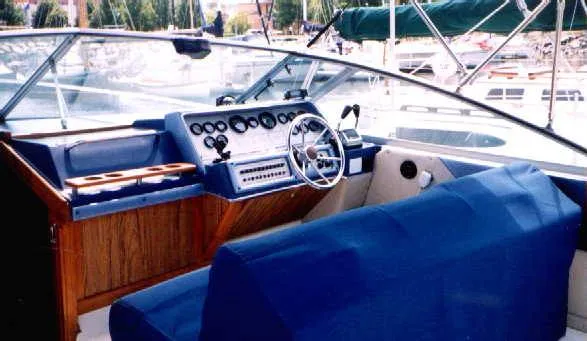 Slide: The Image of Sea Ray Sundancer SRV 300 1985 - 1