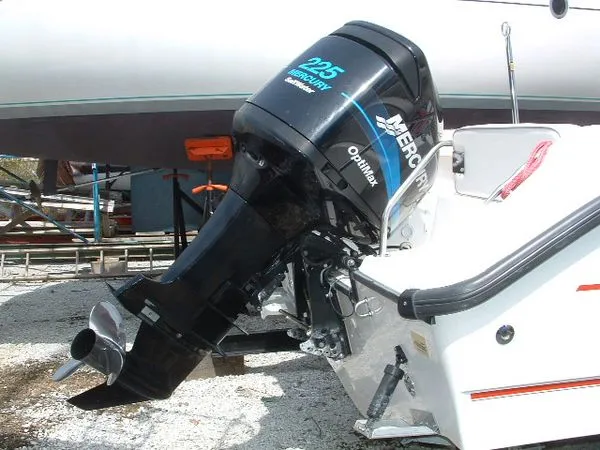 Slide: The Image of Boston Whaler OUTRAGE 2000 - 4