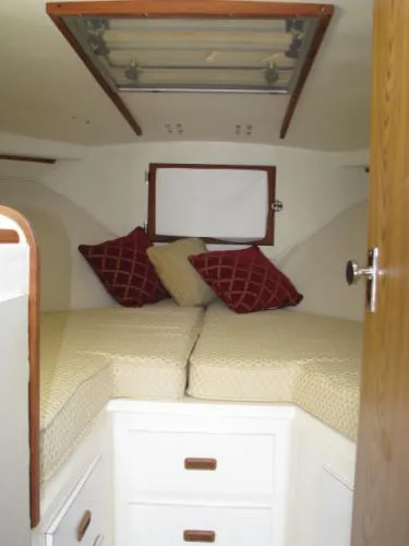 Slide: The Image of Bertram 33 BERTRAM FLYBRIDGE- TOTALLY THE ONE TO SEE! 1982 - 4